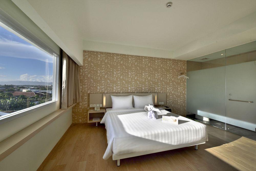 Whiz Prime Hotel Sudirman Cilacap Exterior foto