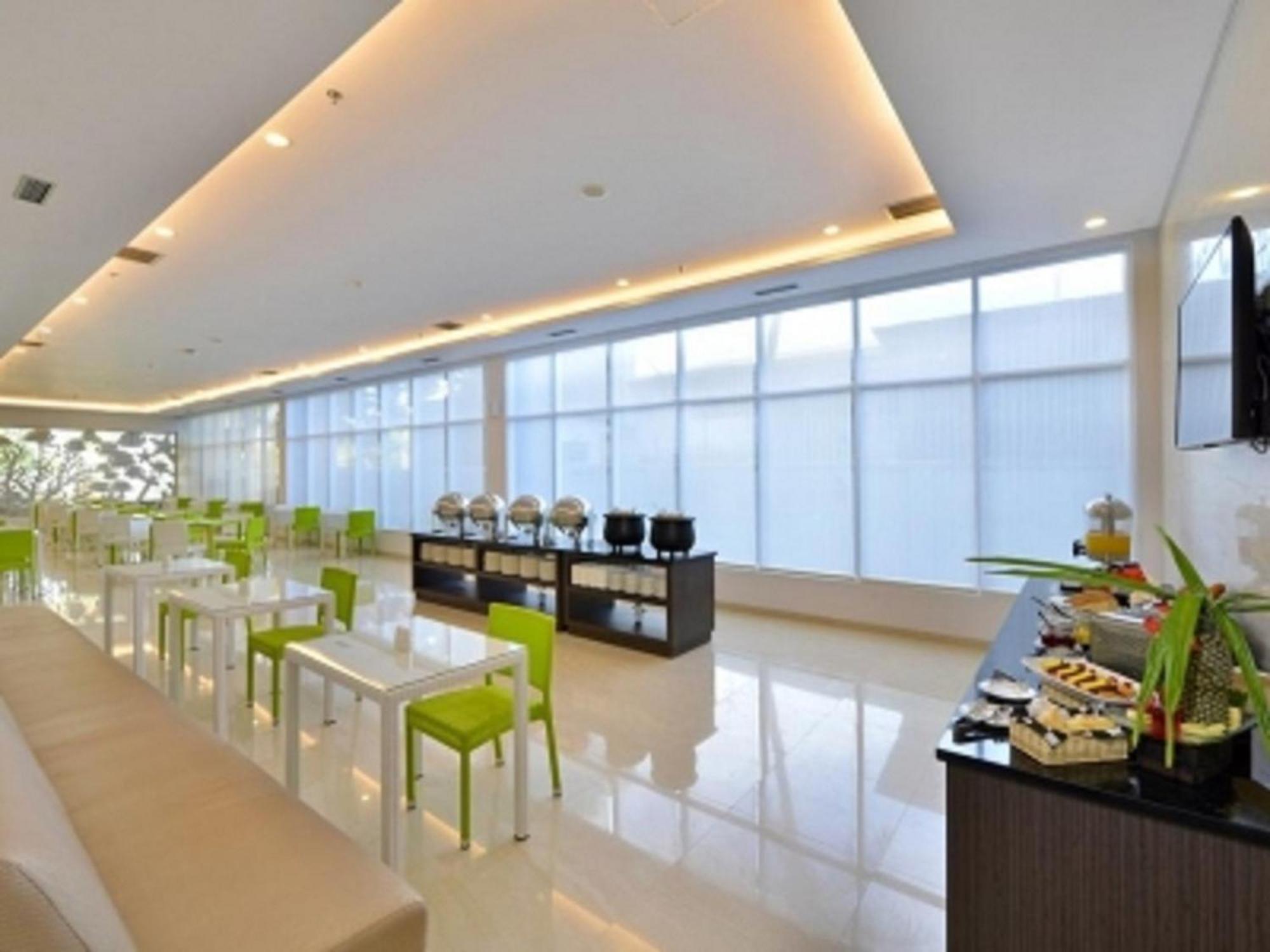 Whiz Prime Hotel Sudirman Cilacap Exterior foto