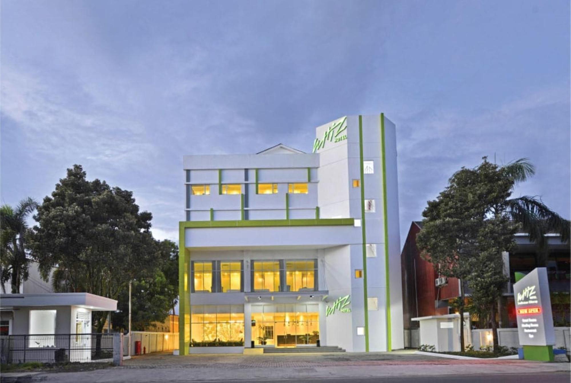 Whiz Prime Hotel Sudirman Cilacap Exterior foto