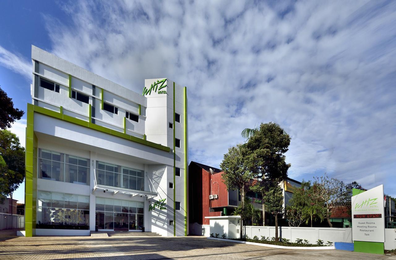 Whiz Prime Hotel Sudirman Cilacap Exterior foto