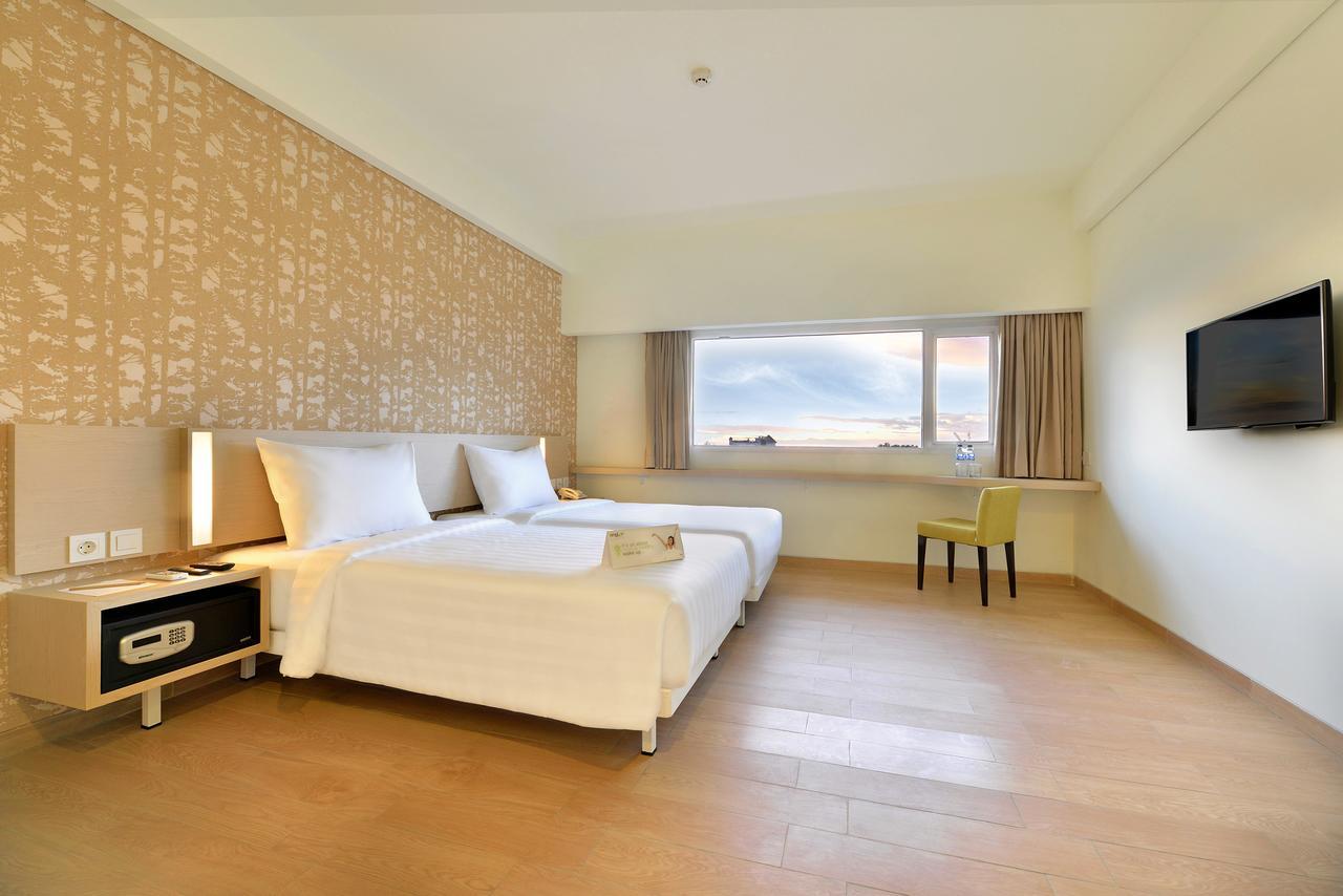 Whiz Prime Hotel Sudirman Cilacap Exterior foto