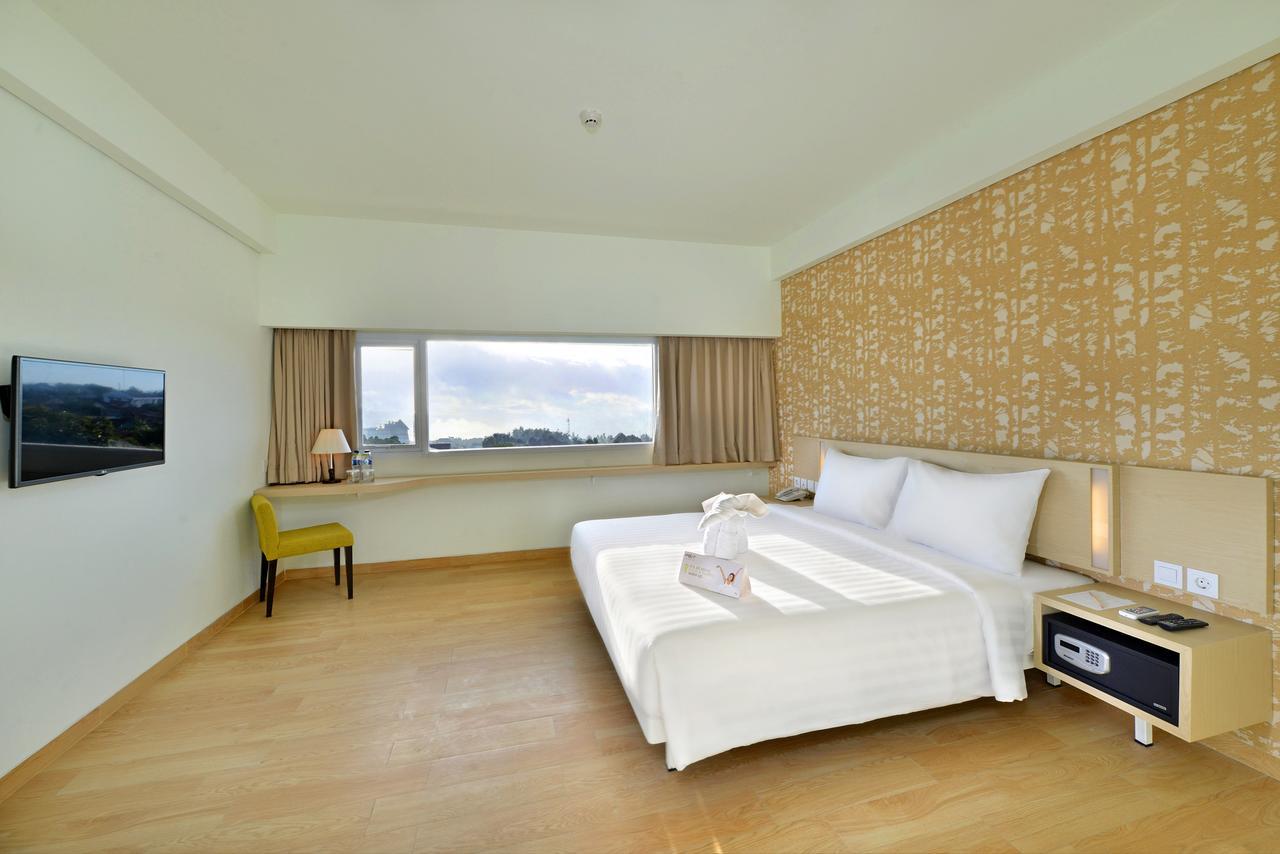 Whiz Prime Hotel Sudirman Cilacap Exterior foto